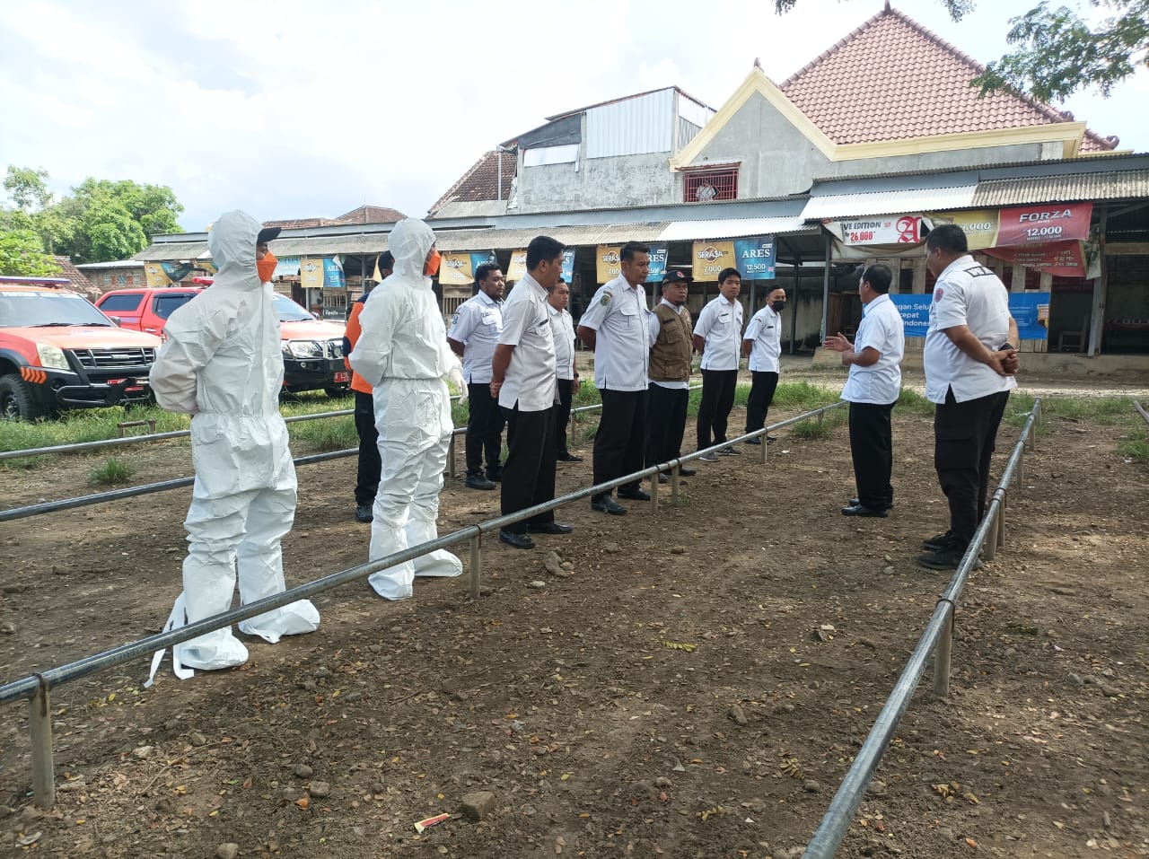 Badan Penanggulangan Bencana Daerah (BPBD) Jawa Timur terus menggalakkan penyemprotan disinfektan Penyakit Mulut dan Kuku (PMK) di Jatim