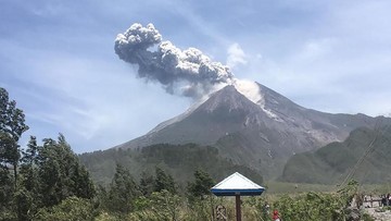 Gunung Merapi di perbatasan DI Yogyakarta dan Jateng