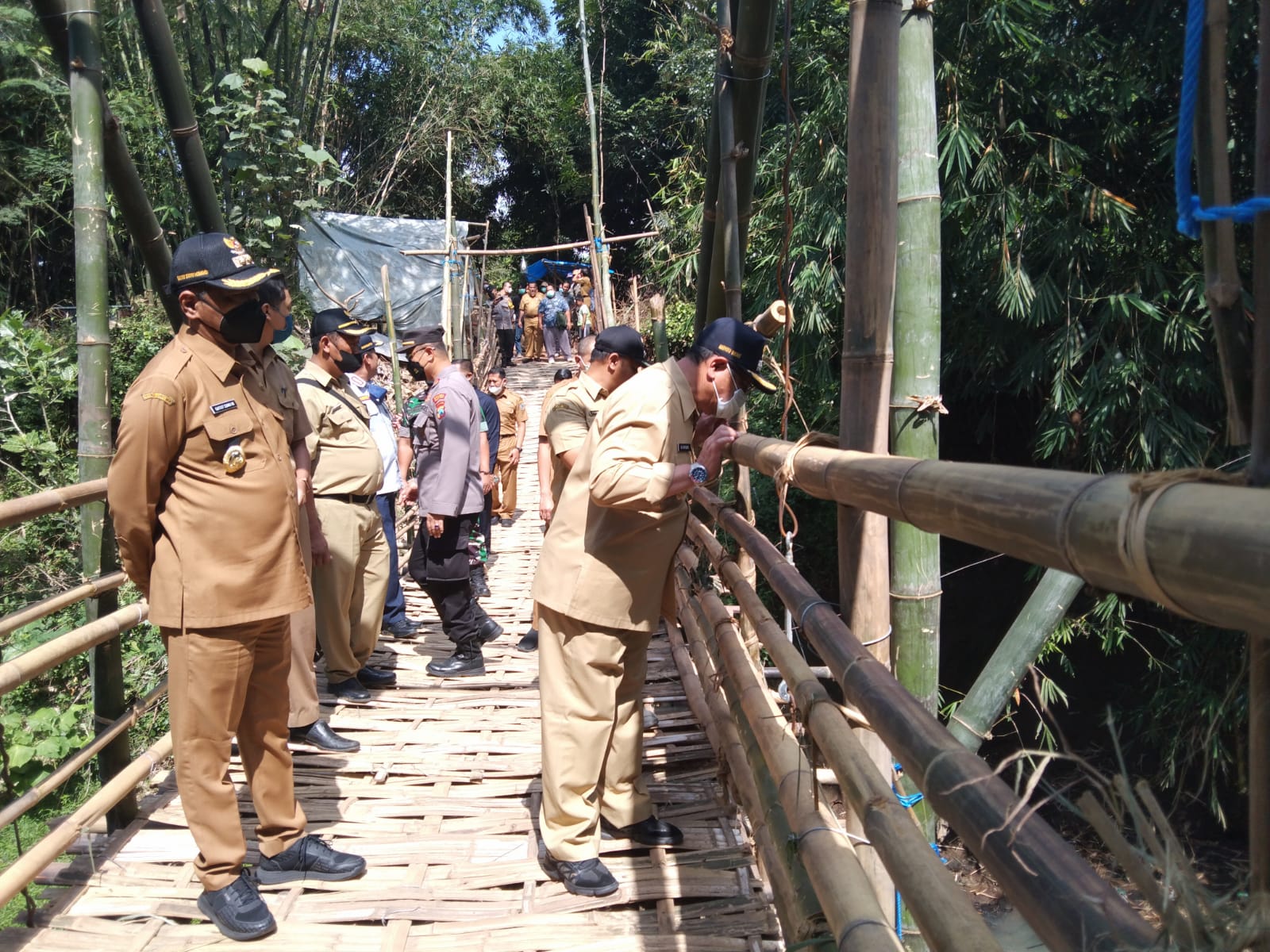 Bupati Tulungagung, Maryoto Birowo saat memeriksa jembatan darurat di Desa Jeli Kecamatan Karangrejo