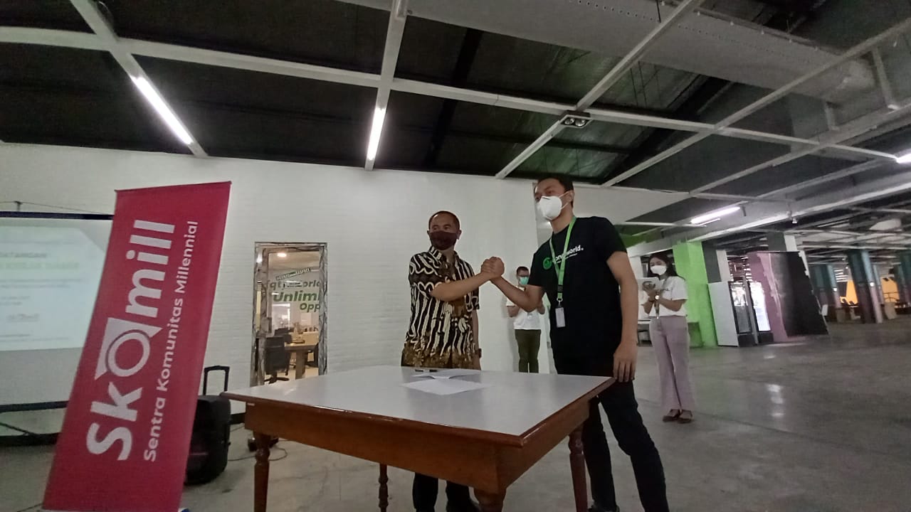Foto: Penandatanganan Kerjasama antara Ketua Skomil, Viky Yossida dan Founder & Chief executive Officer Connec World, Fando Adila
