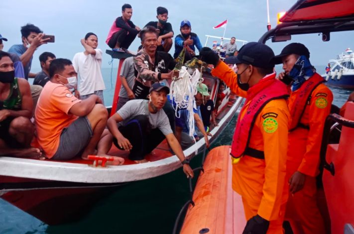 Tim Basarnas saat mengevakuasi serpihan yang diduga pesawat Sriwijaya Air SJ182 yang hilang kontak dan jatuh di perairan Kepulauan Seribu, Sabtu 9 Januari 2021. | Twitter @basarnas