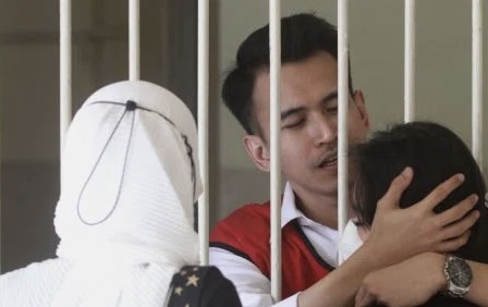 Terdakwa kasus pelanggaran Undang-Undang (UU) ITE Adam Deni memeluk kekasihnya dari ruang tahanan Pengadilan Negeri Jakarta Pusat, Selasa (7/6/2022).