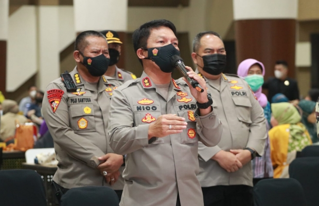 Kapolda Jatim, Irjen Pol Nico Afinta saat meninjau vaksinasi di Tunjungan Plaza Surabaya. (Bidhumas Polda Jatim)