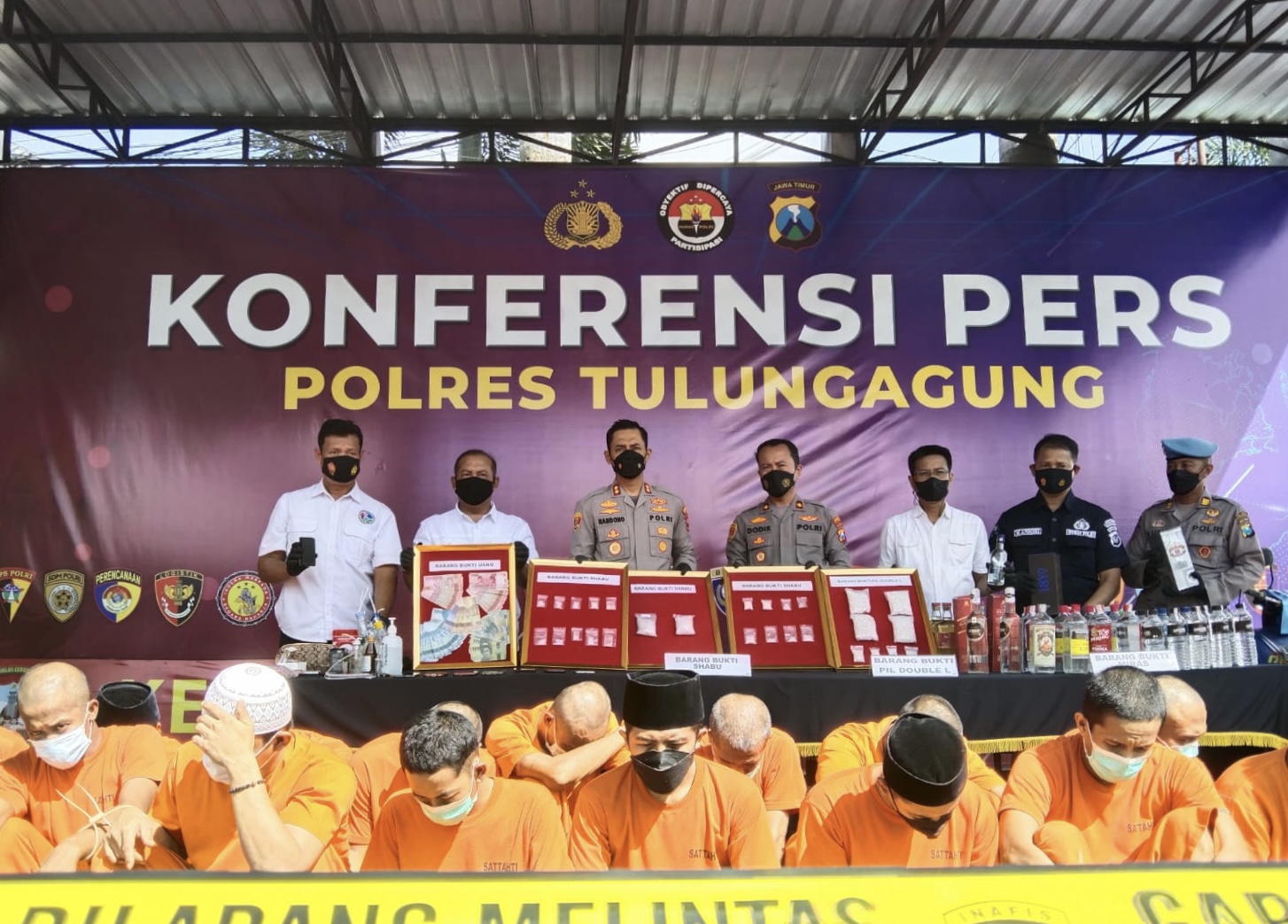 Kapolres Tulungagung AKBP Handono Subiakto mengangkat bukti sabu