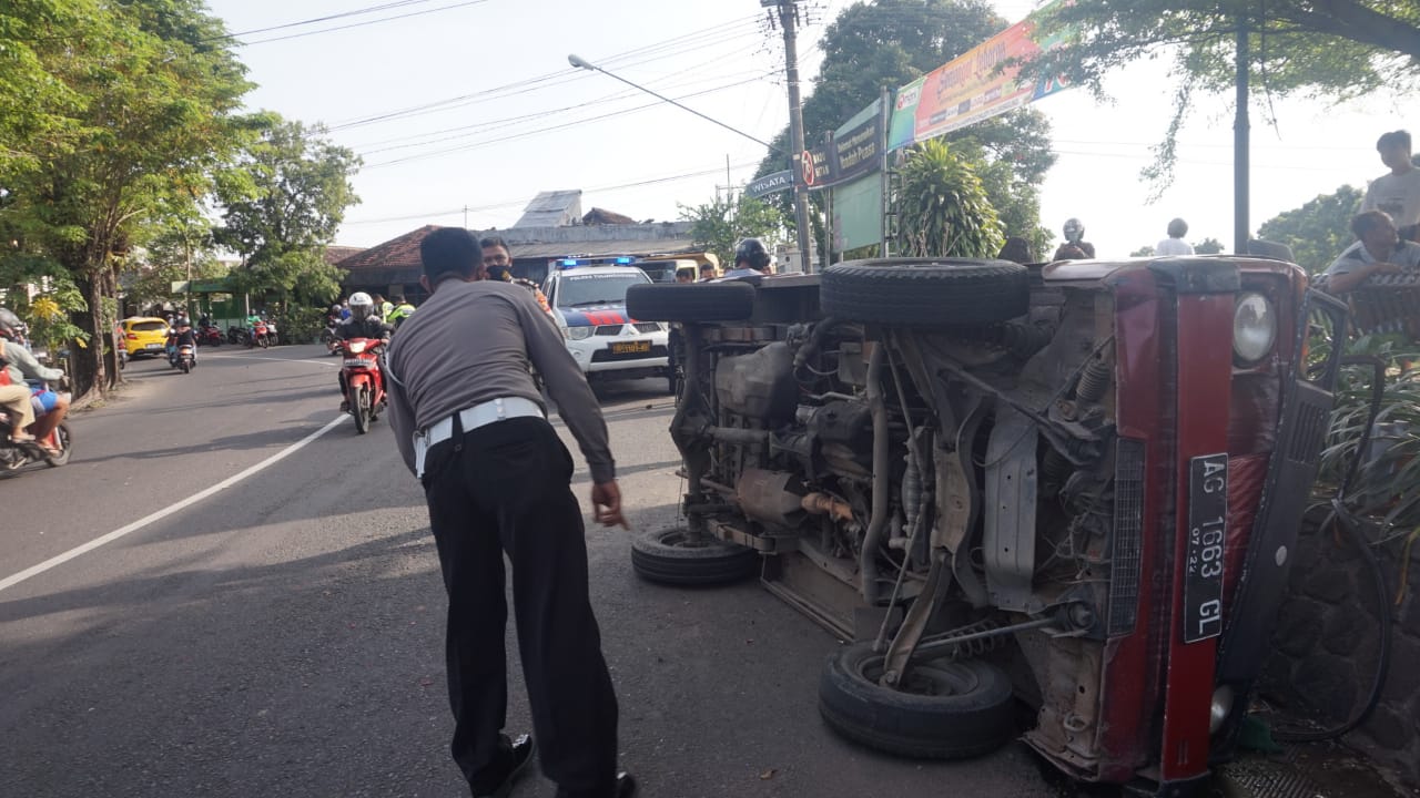 Petugas mengevakuasi kedua kendaraan yang terlibat kecelakaan di Jalan Mayjen Sungkono, Tulungagung