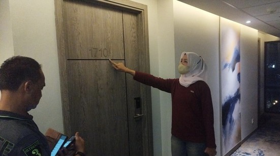 Polisi di depan kamar hotel di Jalan Sumatera, Gubeng, Surabaya, lokasi pembuatan video wanita kebaya merah.