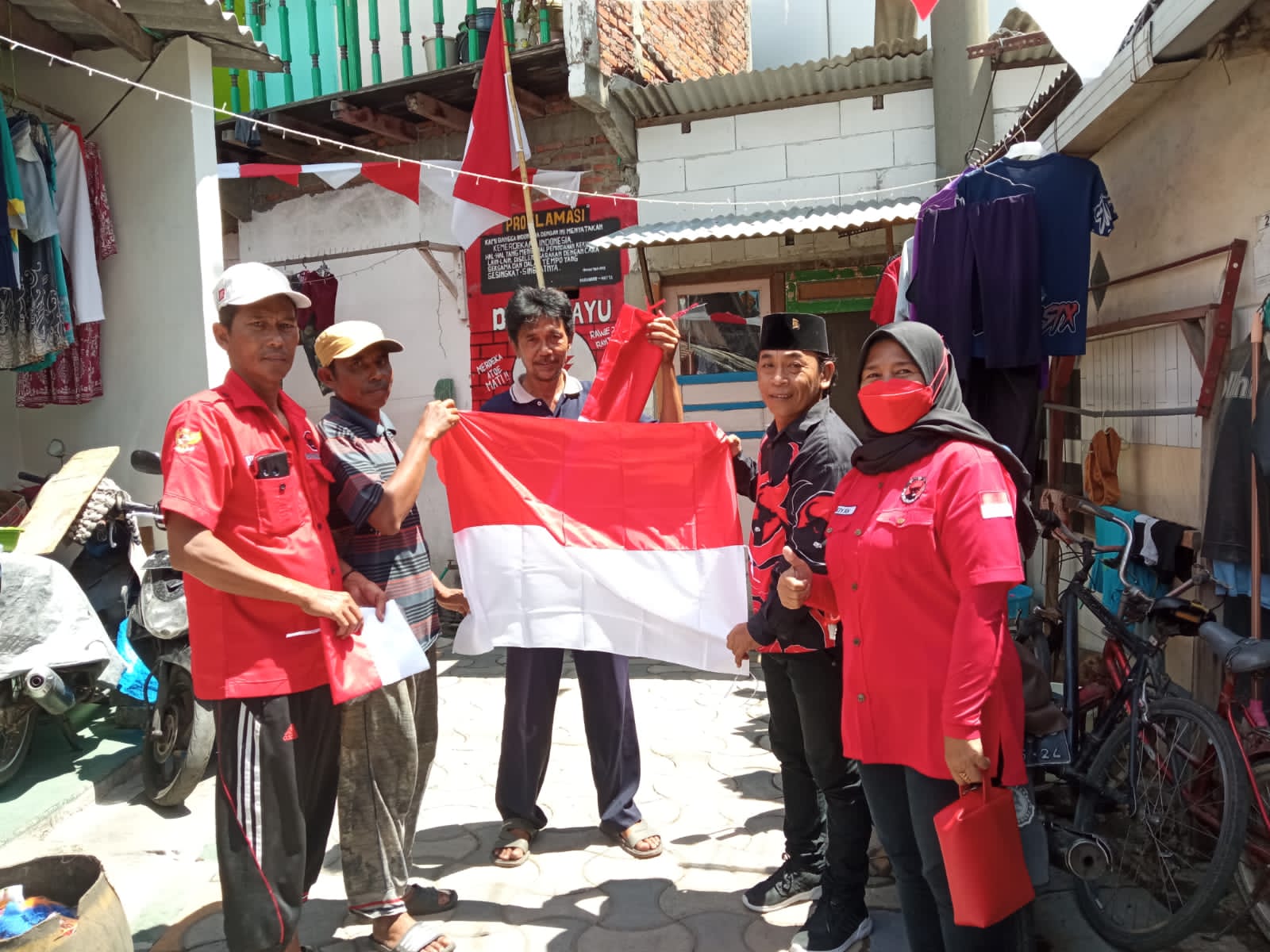 Pengurus Anak Cabang (PAC) PDI Perjuangan kecamatan Krembangan dan Sukomanunggal masuk ke kampung - kampung untuk membagikan bendera Merah Putih