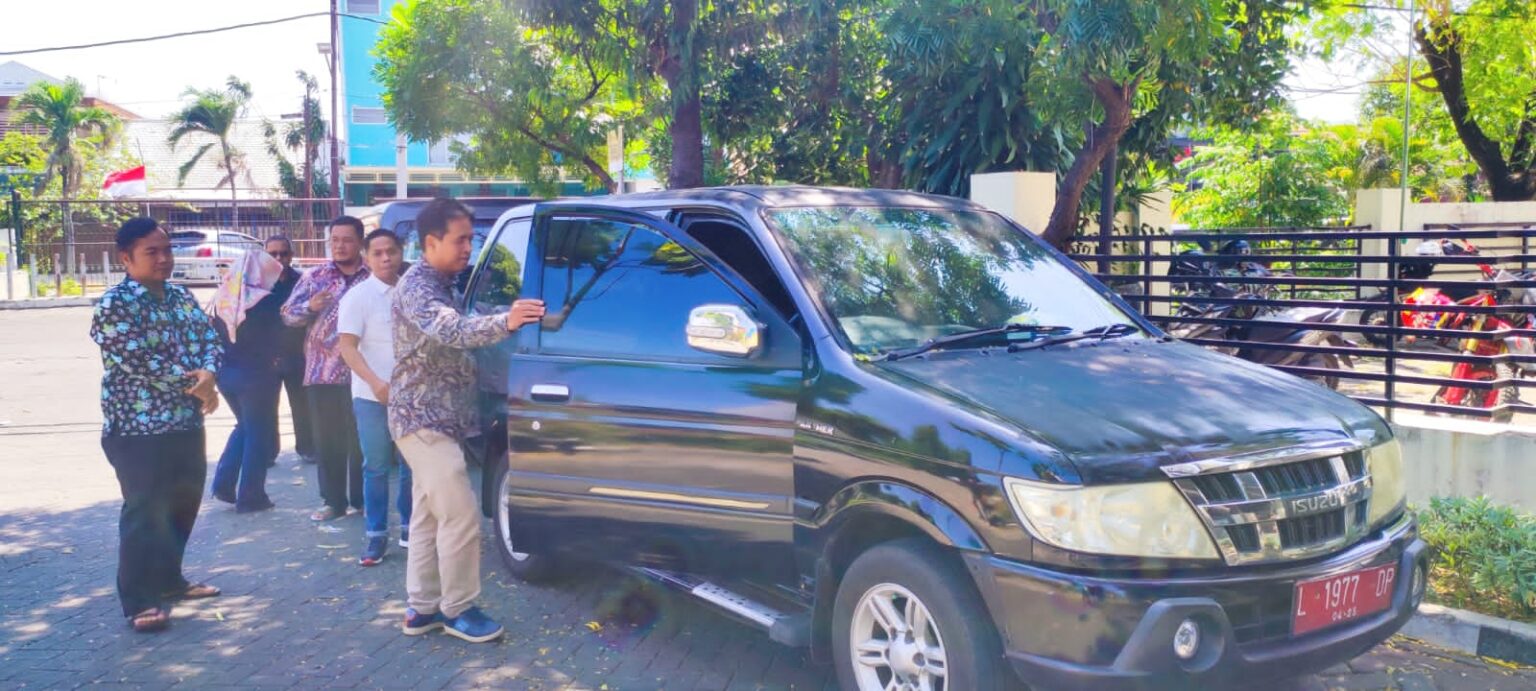 Anggota DPRD Kota Surabaya Imam Syafi'i saat mengecek salah satu mobil operasional Bawaslu