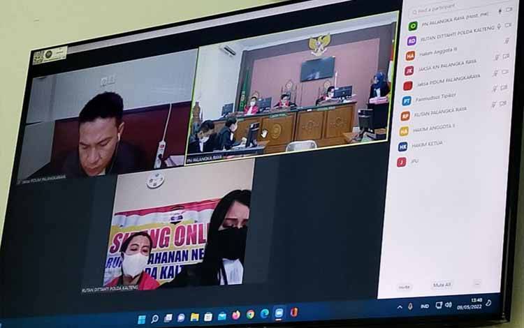 Terdakwa (bawah) saat menjalani sidang virtual di Pengadilan Negeri Palangka Raya
