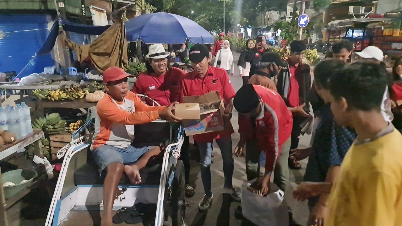 Grebek sahur di bulan Ramadan oleh Taruna Merah Putih Kota Surabaya dipimpin Wakil Ketua DPC PDIP Kota Surabaya, Budi Leksono, Minggu (26/03/2023) pukul 01.30 WIB