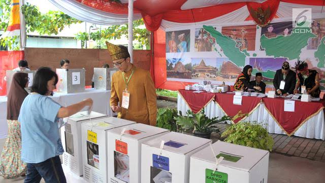 Para petugas KPPS mengenakan pakaian khas Nusantara untuk menghibur dan menarik warga dalam memilih di Pemilu 2019. 