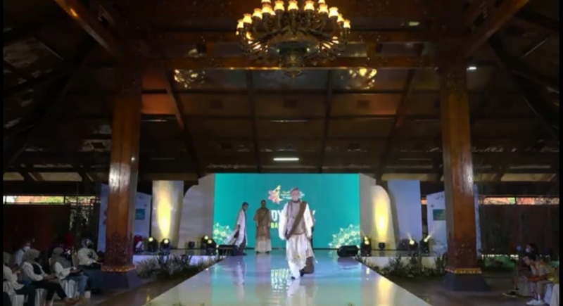 Dinas Kebudayaan dan Pariwisata (Disbudpar) menggelar Youth Moslem Fashion Style (YMFS), di Taman Krida Budaya Jawa Timur. (Kominfo Jatim)