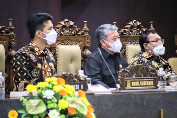 Wakil Gubernur Jawa Timur Emil Elestianto Dardak dan Ketua DPRD Provinsi Jatim Kusnadi. 