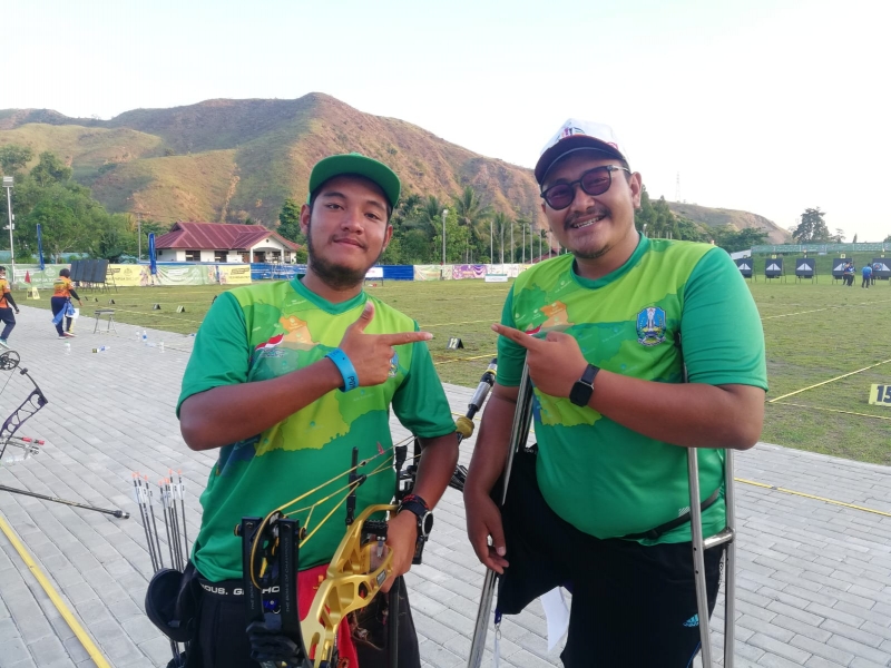 Ken Swagumilang dan Muhammad Ayodya Putra Prasetya di Lapangan Panahan, Kampung Harapan, Kabupaten Jayapura, Papua. (JNR)