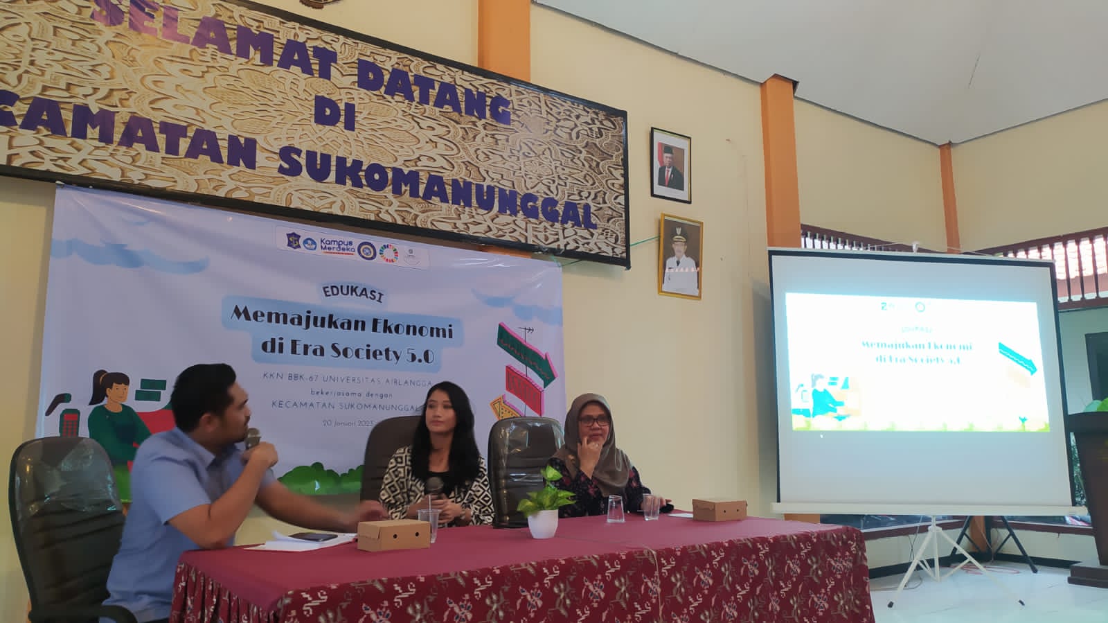 Mahasiswa Universitas Airlangga (UNAIR) memberikan pelatihan kepada warga Kecamatan Sukomanunggal