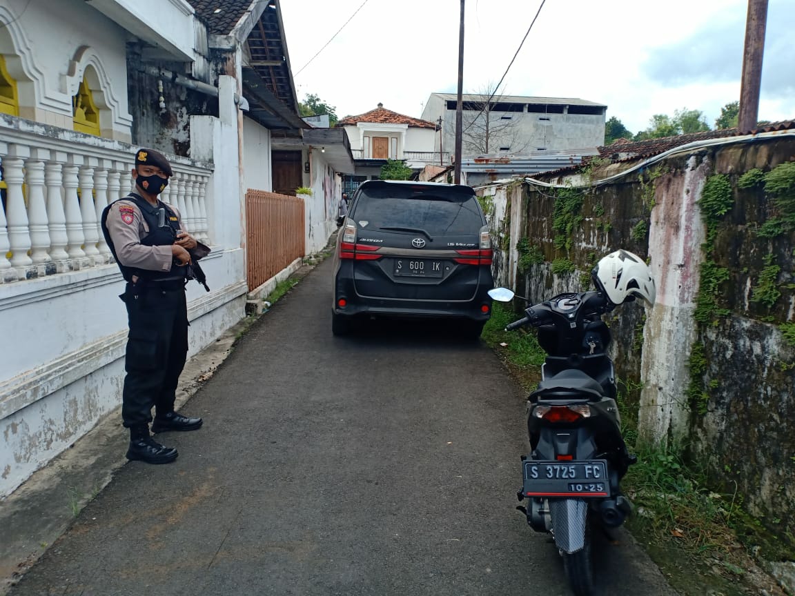 Seorang petugas kepolisian tampak berjaga di rumah terduga teroris yang ditangkap di Tuban.