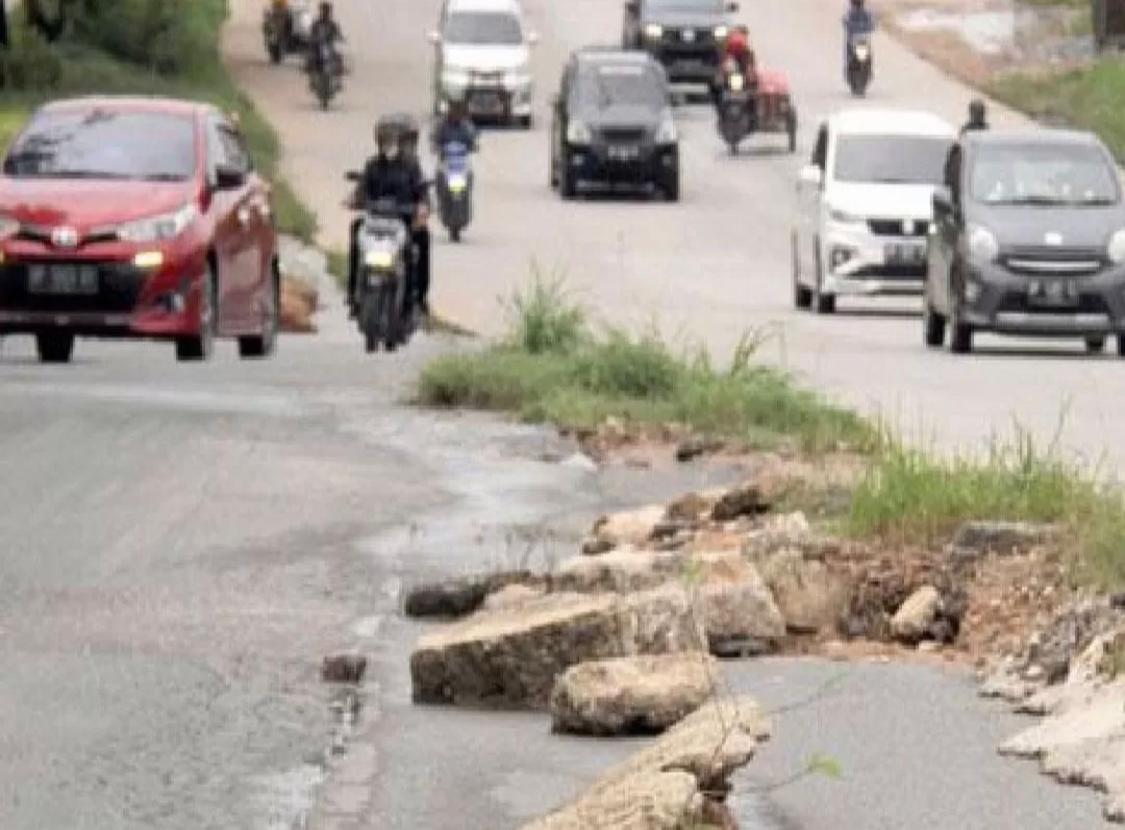 Ruas jalan yang kondisinya sudah cukup memprihatinkan