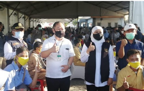Gubernur Jatim Khofifah Indar Parawansa meninjau Pelaksanaan Vaksinasi Pekerja/Buruh Di Industri Padat Karya di Kabupaten Gresik.