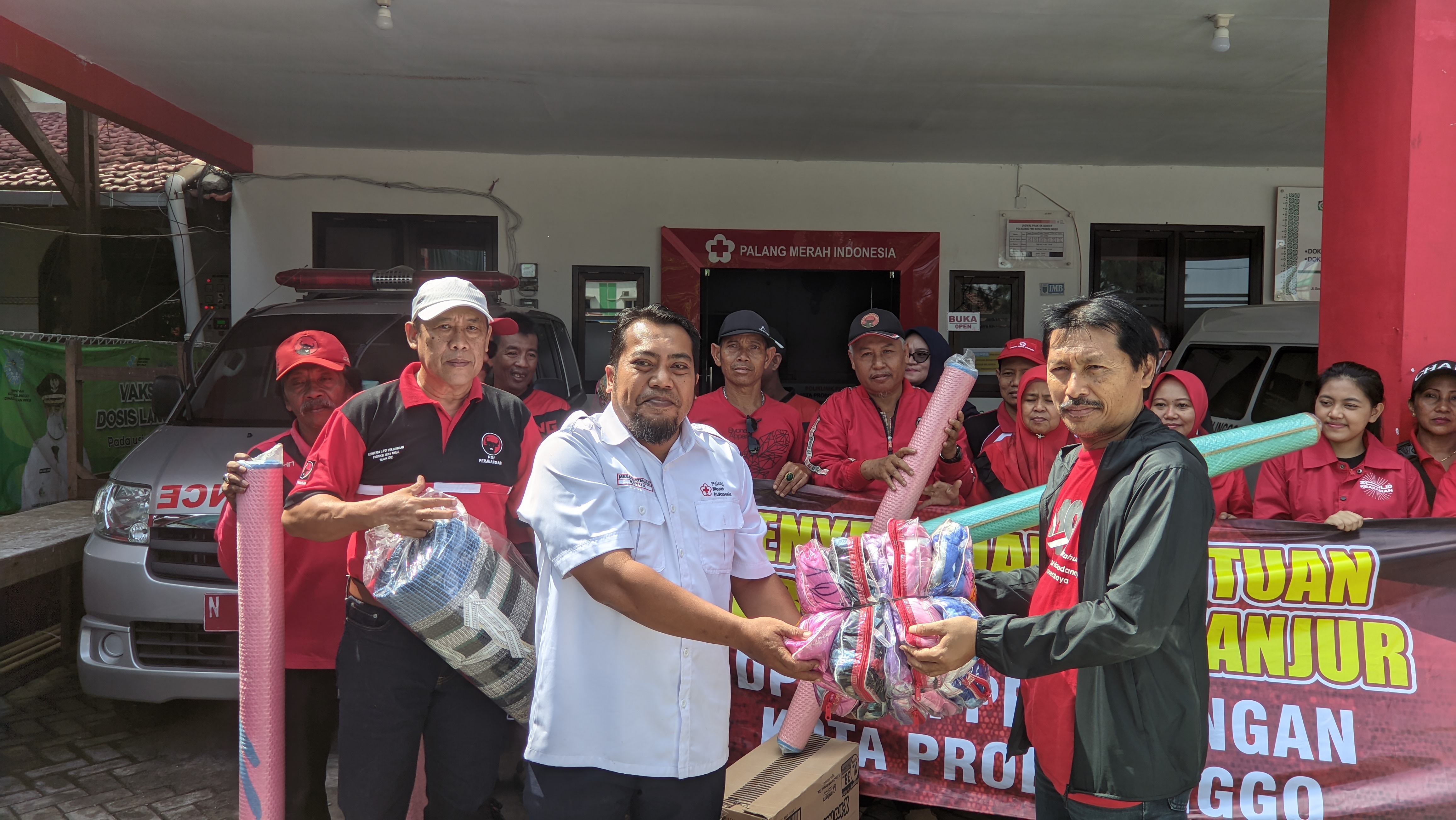 Secara simbolis, bantuan diberikan DPC PDI Perjuangan Kota Probolinggo pada PMI untuk korban gempa bumi di Cianjur
