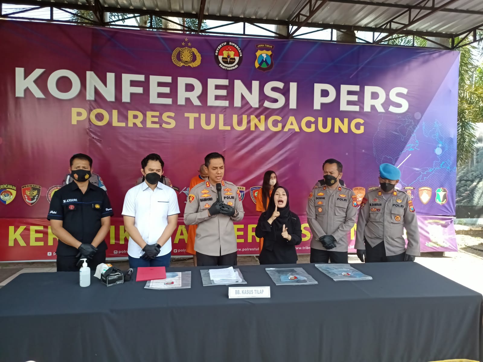 Kapolres Tulungagung, AKBP Handono Subiakto saat menanyai penggunaan uang hasil penipuan kepada pelaku AAF