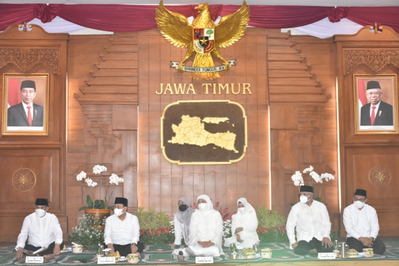 Gubernur Jawa Timur, Khofifah Indar Parawansa saat Pengajian dan Tasyakuran dalam rangka Penutupan Peringatan Hari Jadi Provinsi Jawa Timur ke-76 Tahun 2021 di Gedung Negara Grahadi Surabaya, Sabtu (13/11/2021).