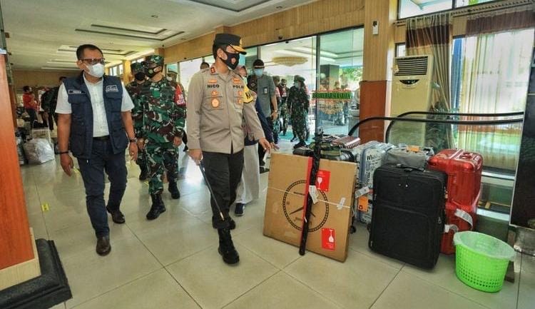 Kapolda Jawa Timur Irjen Nico Afinta bersama Forkopimda mengecek SOP Prokes di Bandara Internasional Juanda