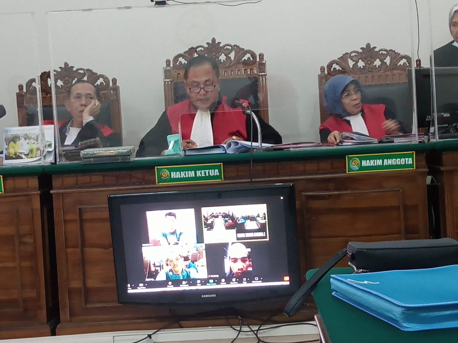 Kimiarsa saat membacakan putusan sela di Ruang Garuda, PN Surabaya, (07/06/2023)