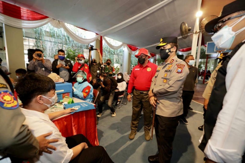 Kapolda Jatim, Irjen Pol Nico Afinta saat meninjau vaksinasi bagi pelajar. (Bidhumas Polda Jatim)