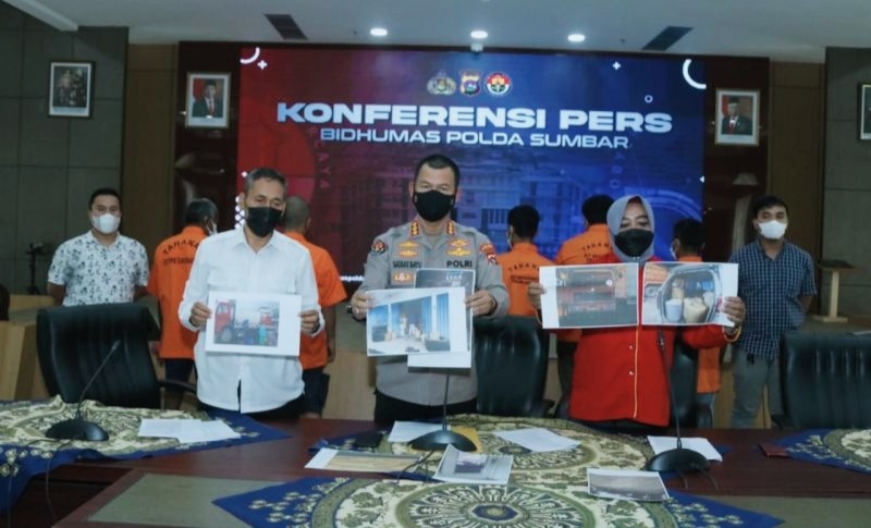  Kabid Humas Polda Sumbar Kombes. Pol. Satake Bayu memperlihatkan bukti bukti kasus penyalahgunaan Bahan Bakar Minyak (BBM) bersubsidi jenis Bio Solar