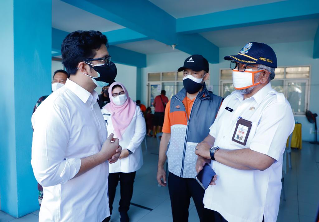 Wakil Gubernur Jawa Timur Emil Dardak saat meninjau penyaluran BST.