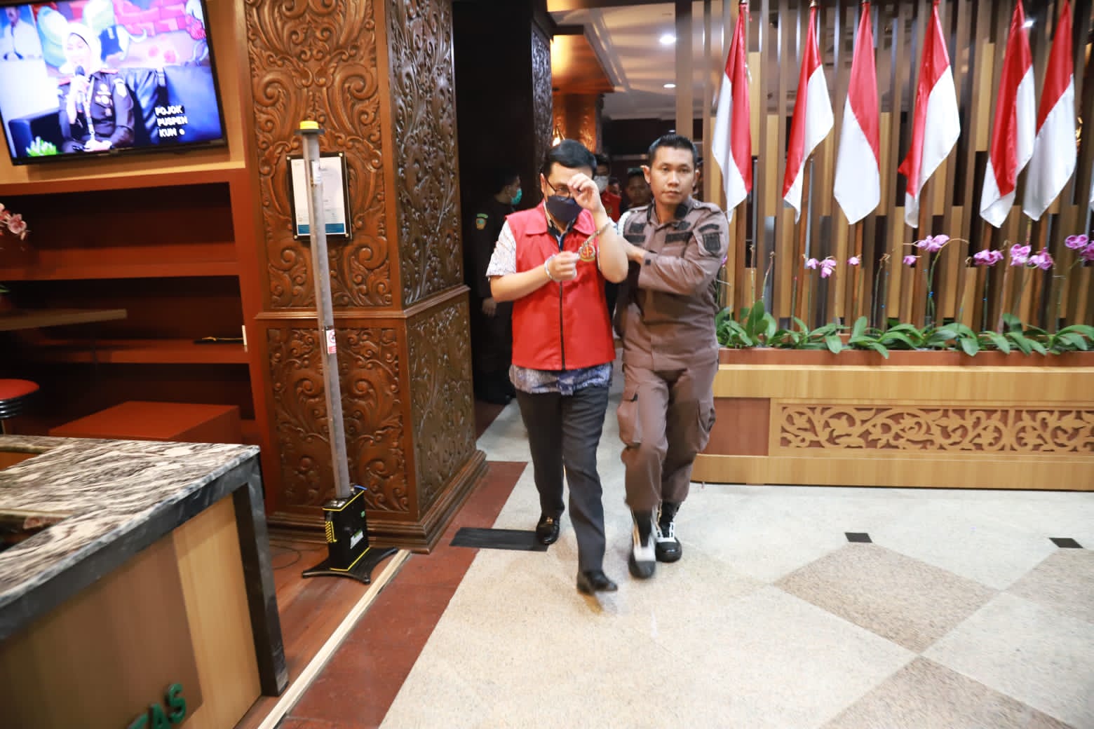 Kejati Jatim menetapkan tiga tersangka dugaan tindak pidana korupsi kredit fiktif di Bank Nasional Indonesia (BNI)