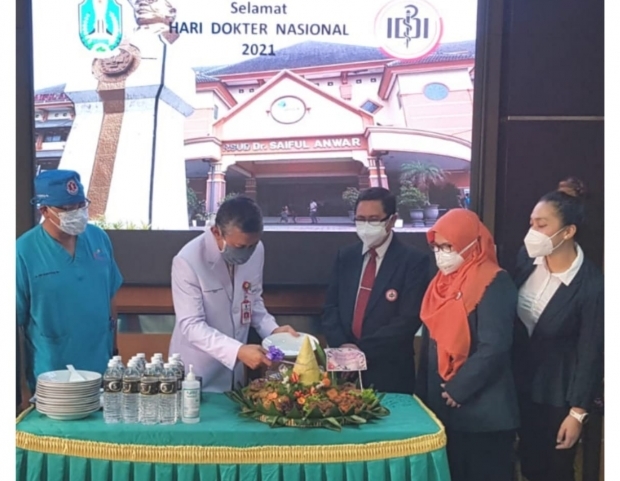 Gubernur Jawa Timur, Khofifah Indar Parawansa mengirim tumpeng ke sejumlah rumah sakit dalam peringatan Hari Dokter Nasional 2021, Minggu (24/10/2021).