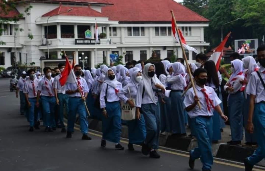 Tampak ribuan pelajar dari 35 sekolah SMA, SMK, dan MA negeri dan swasta ini berkumpul dan berbaris di trotoar mengelilingi Bundaran Tugu Malang