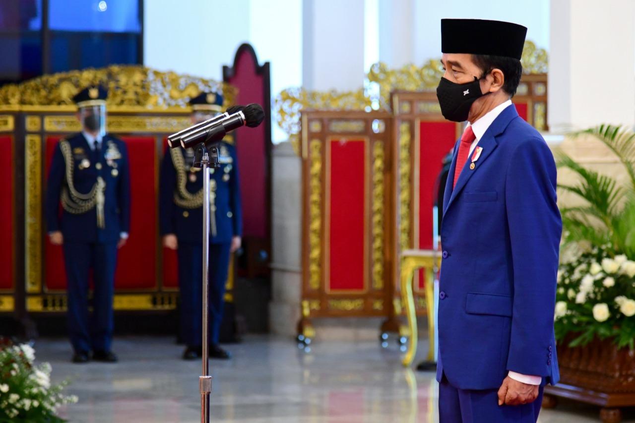 Presiden Jokowi menyaksikan sumpah anggota KY