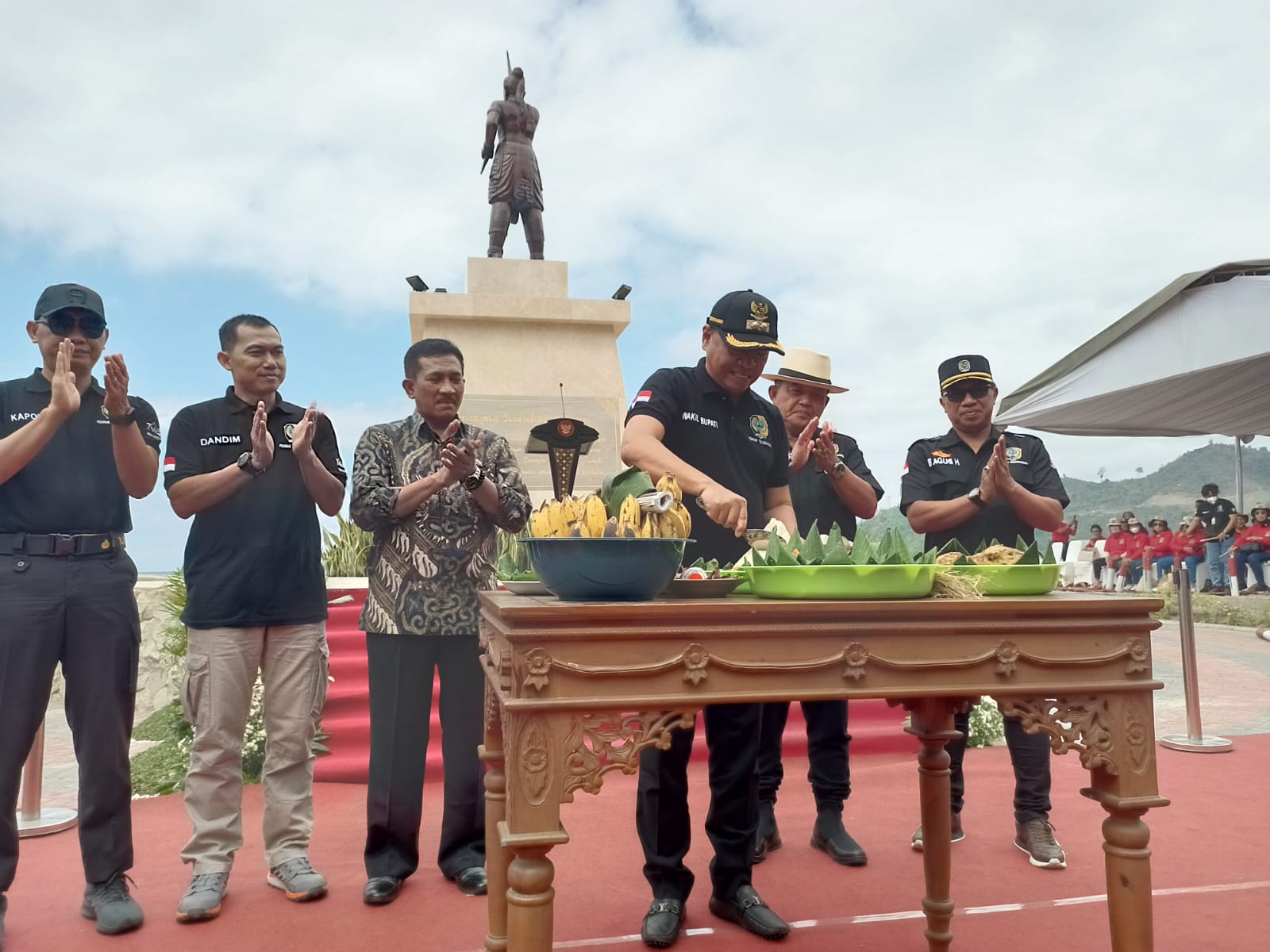 Peresmian Pantai Midodaren dengan pemotongan tumpeng oleh Wakil Bupati Tulungagung, Garut Sunu Wibowo