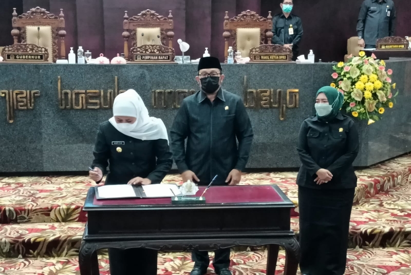 Gubernur Jatim, Khofifah Indar Parawansa bersama Wakil Ketua DPRD Jatim, Sahat Tua Simanjuntak bersama Anik Maslachah saat mendatangani Raperda PMI dan Keluargannya di Rapat Paripurna DPRD Jatim. (JNR)