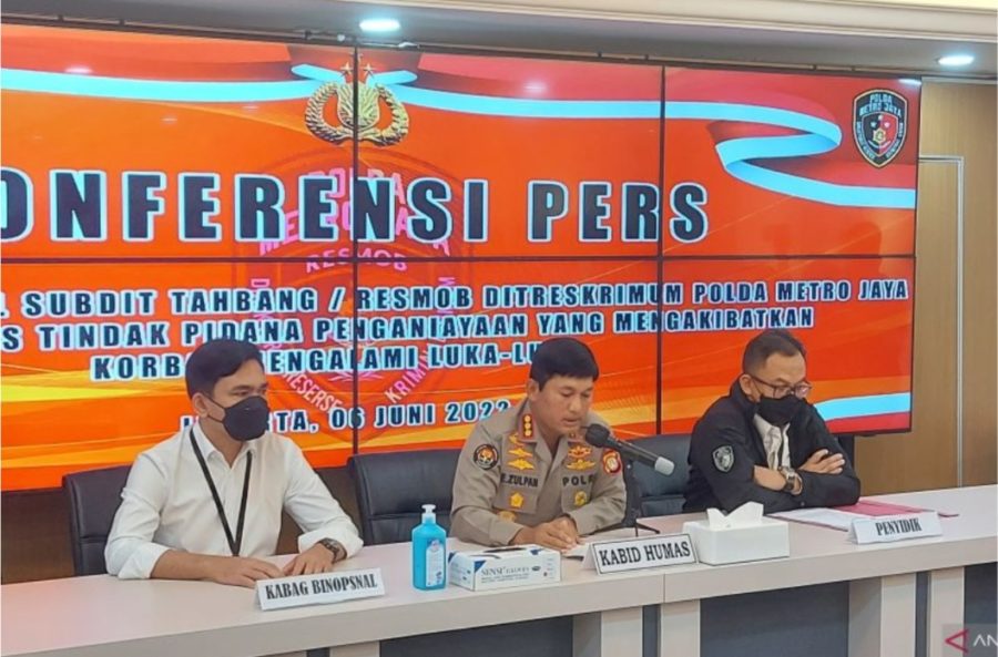Kabid Humas Polda Metro Jaya Kombes Pol Endra Zulpan (tengah) saat memberikan keterangan pers kasus penganiyaan di Tol Dalam Kota di Gedung Ditreskrimum Polda Metro, Jakarta, Senin (6/6/2022).