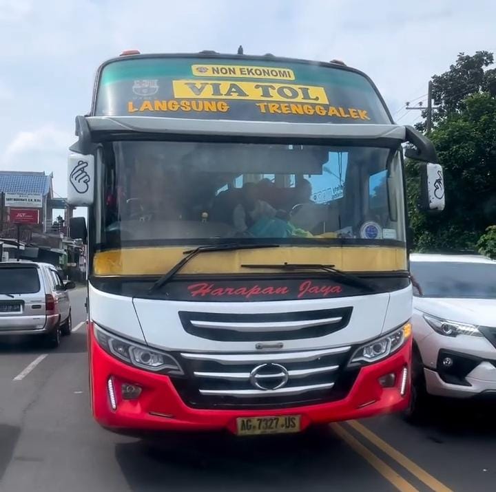 Foto : (trisnadimarjan)Bus yang melawan arus dihadang oleh VW Combi di Jalan Raya Ngantru