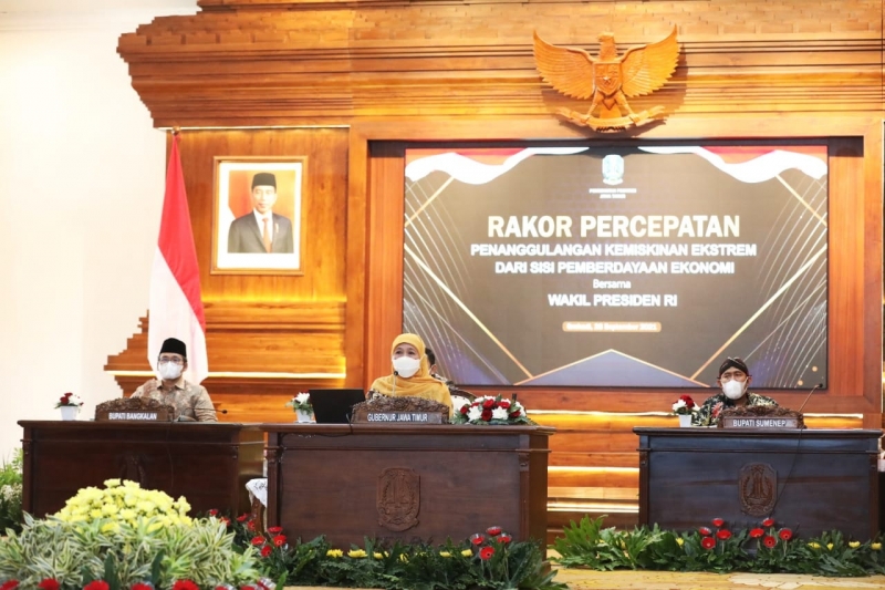 Gubernur Jatim Khofifah Indar Parawansa dalam Rakor Percepatan Penanggulangan Kemiskinan Ekstrem .