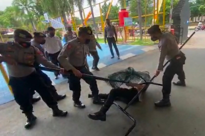 Anggota Polres Pacitan mengujicoba alat penakluk orang berbahaya. (Polres Pacitan)
