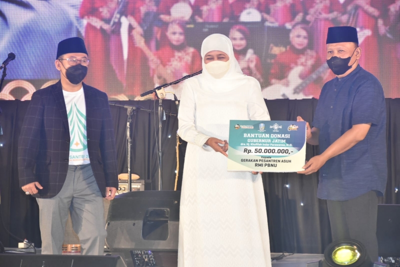 Gubernur Jatim Khofifah Indar Parawansa menyerahkan bantuan donasi untuk gerakan pesantren asuh RMI PBNU pada Konser Santri untuk Indonesia dan Launching Gerakan Pesantren Asuh untuk Anak Yatim korban Covid-19 di Hotel Vaza Surabaya, Minggu (31/10/2021).