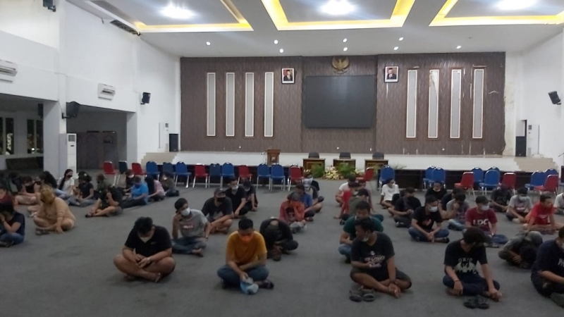 Puluhan pelanggar jam malam yang diamankan di Mapolrestabes Surabaya. 