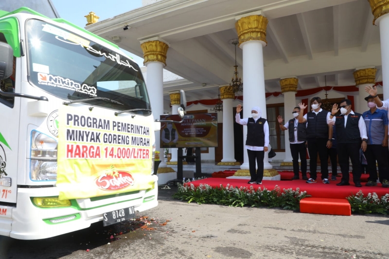 Gubernur Jatim, Khofifah Indar Parawansa saat memberangkatkan truk untuk mendistribusikan minyak goreng ke Kabupaten/Kota di Jawa Timur.