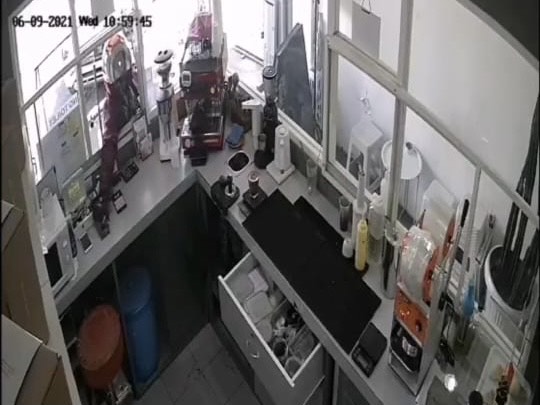 Aksi tersangka mencuri dua buah HP pemilik kedai kopi di Dharmawangsa terekam CCTV. Foto: Tangkapan layar video Twitter @ruli_trs