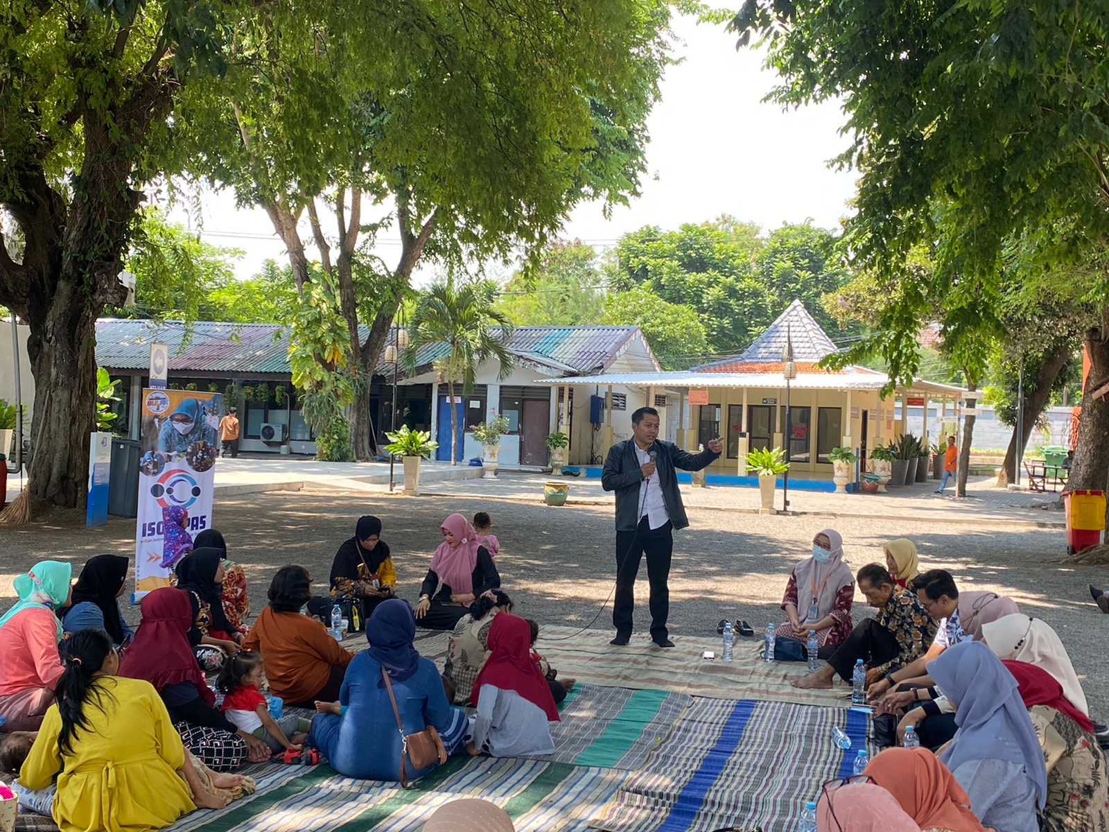Abdul Ghoni MN ajak anak stunting rekreasi di Taman Hiburan Pantai Kenjeran bersama ISOKPAS (Arisan Kelompok Peduli Anak Stunting) Kecamatan Bulak pada Kamis, (12/1/2023).