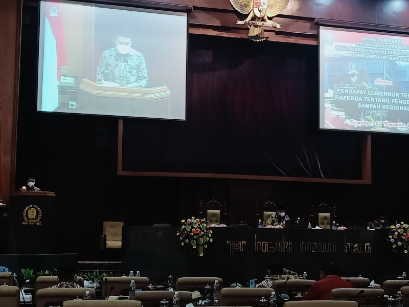 Wagub Jatim, Emil Elestianto Dardak saat membacakan jawaban Gubernur Jatim, Khofifah Indar Parawansa saat membacakan Raperda Pengelolaan Sampah Regional di DPRD Jatim.