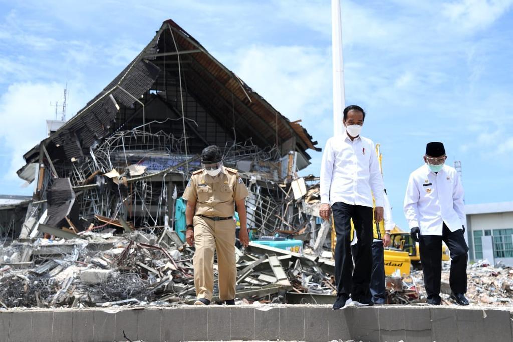 Presiden Jokowi meninjau Kantor Gubernur Sulbar yang hancur akibat gempa.