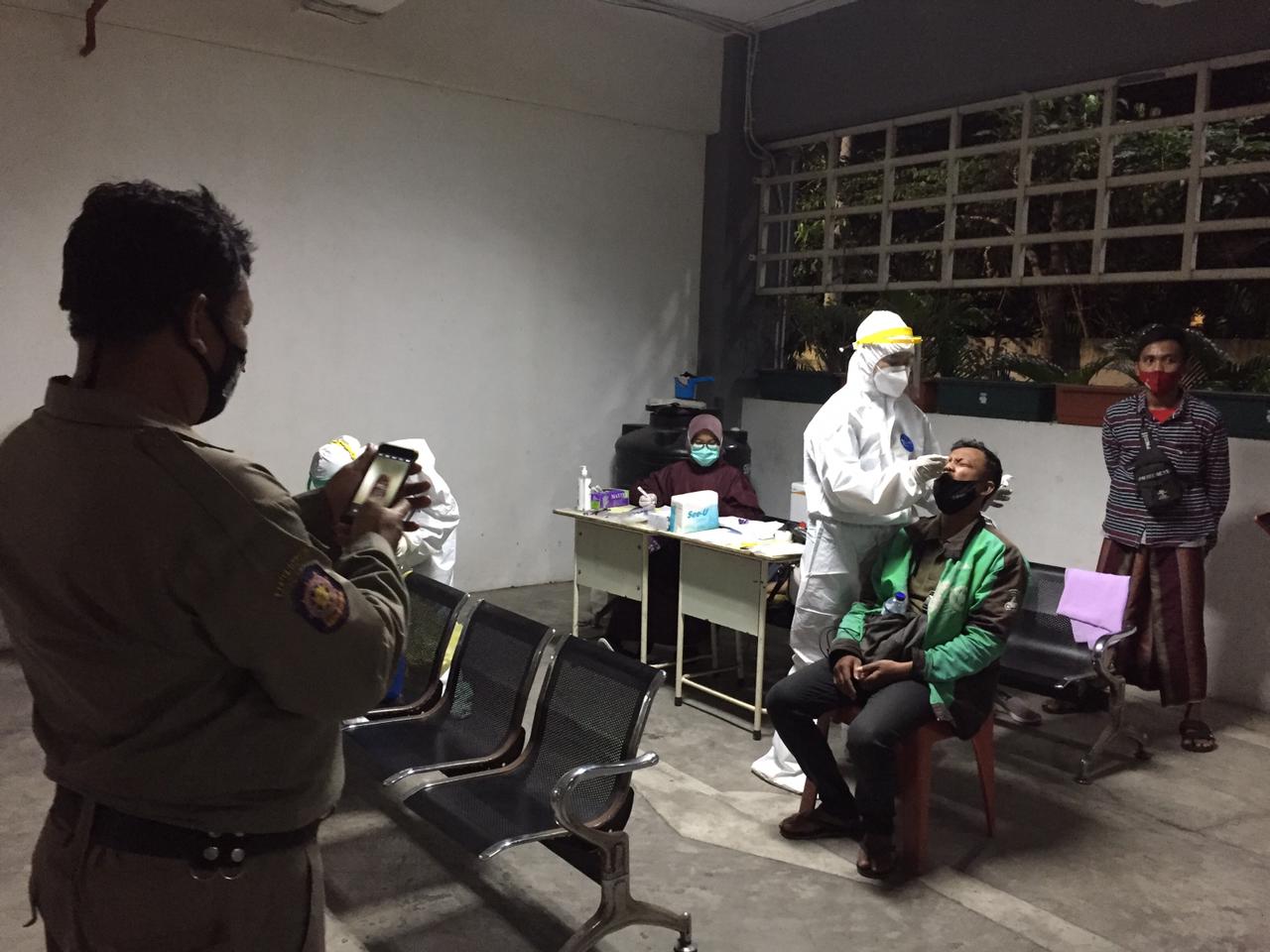 Tim swab hunter Pemkot Surabaya saat beraksi menjaring pelanggar protokol kesehatan.