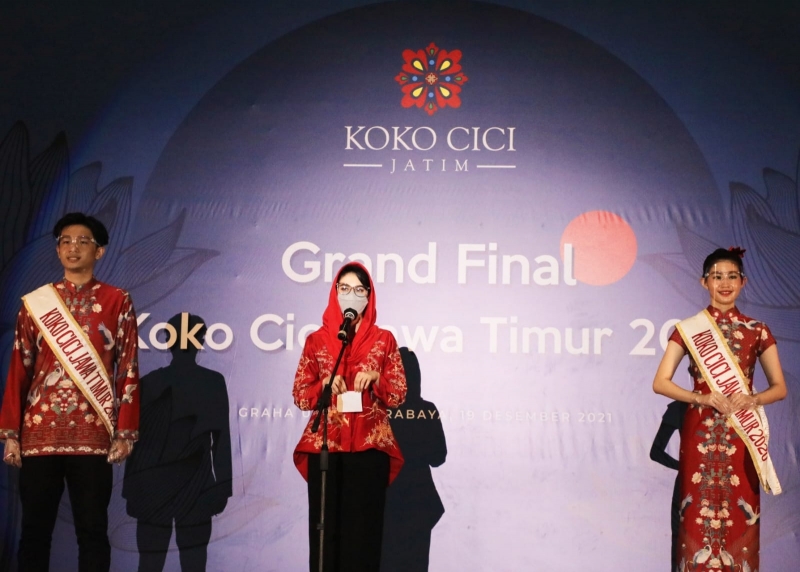 Ketua TP PKK Provinsi Jawa Timur Arumi Bachsin saat menghadiri Grand Final Koko Cici Jawa Timur 2021 di Graha Universitas Negeri Surabaya (UNESA).