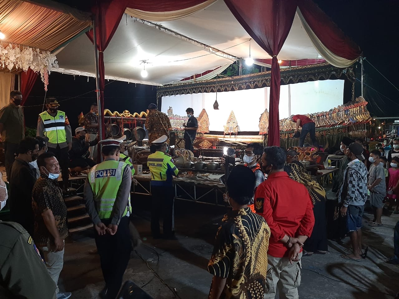 Petugas gabungan saat membubarkan paksa hajatan khitanan anak Kades Sidokepung, Buduran, Sidoarjo